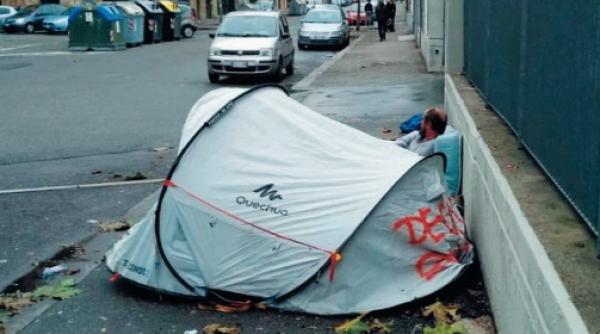 Italia. "Casa" unui român, un cort pe un trotuar din Torino. Italienii au făcut SCANDAL