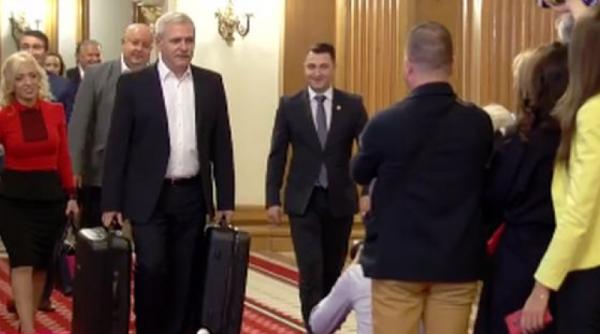 Dragnea a adus o nouă valiză. CIRC în Parlament: "A găsit-o un țaran de la Sibiu" 