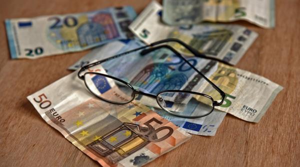 Invazie de bancnote de 50 euro FALSE în Europa. Plasate de români