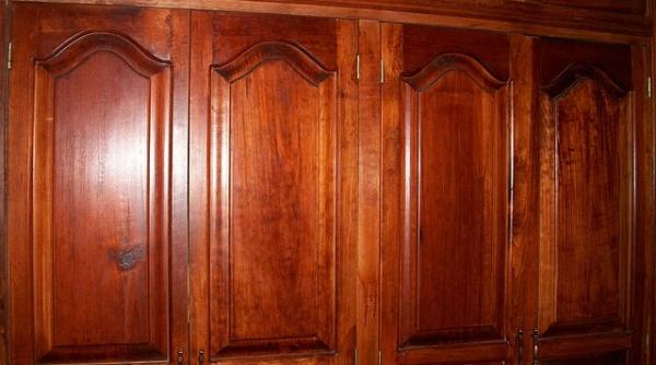 Un român a găsit 95000 euro într-un dulap. A RETURNAT banii