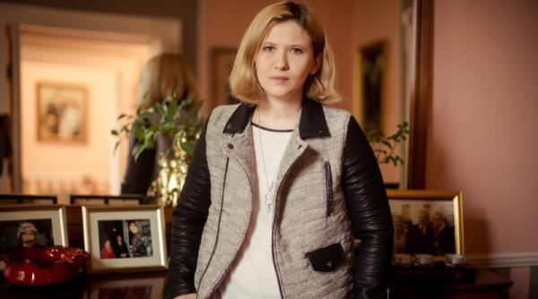 Dăncilă, guvernare. Oana Dobre: Unde o lipești, acolo stă