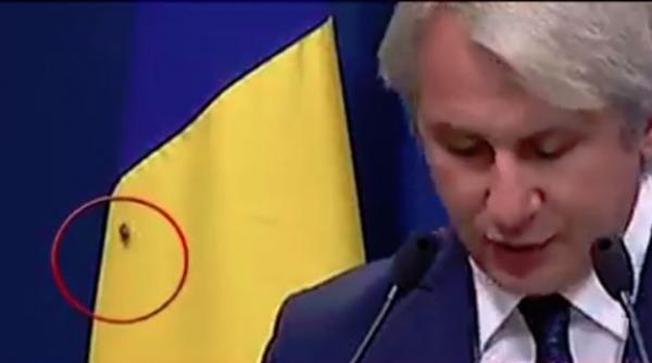 ”Invitat special” la conferința de presă a lui Eugen Teodorovici: Un GÂNDAC  pe drapelul României 