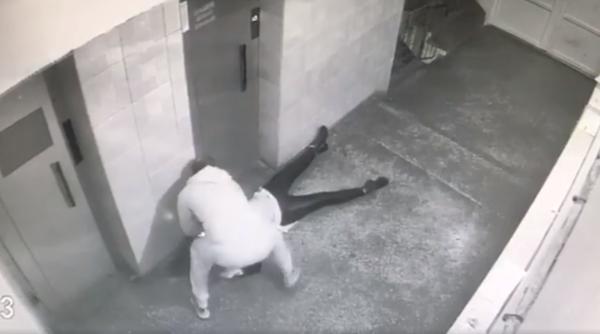 BRUTA care a lovit o COPILĂ ca să o JEFUIASCĂ, în scară. Cine îl recunoaste? VIDEO. SHARE MASIV 