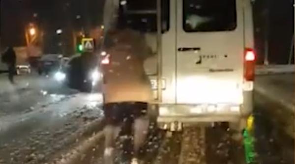 FAZA ZILEI. Un bărbat își riscă VIAȚA pentru 3 lei. VIDEO INCREDIBIL