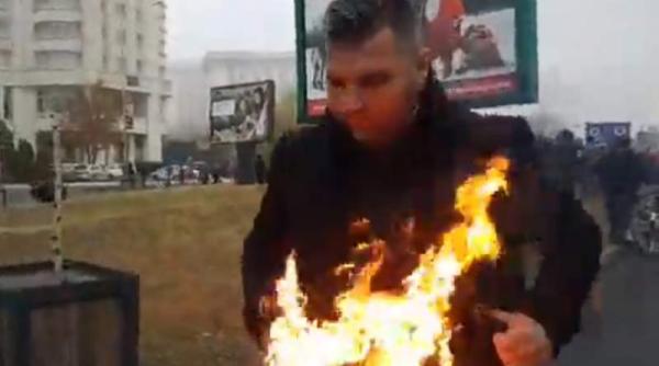 Un preot și-a dat FOC în fața Catedralei Mântuirii Neamului