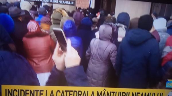 Credincioșii au RUPT cordoanele de jandarmi. Imagini halucinante