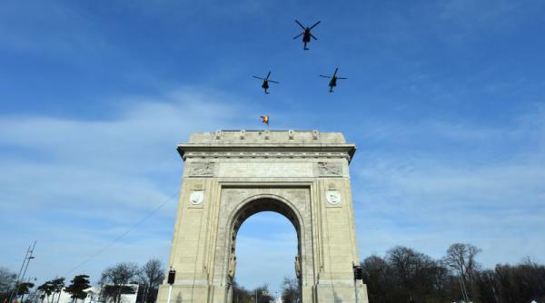 Parada 1 Decembrie. 4.000 de militari trec pe sub Arcul de Triumf