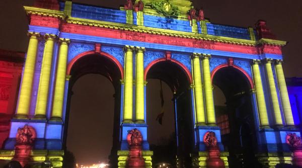 Arcul de Triumf din Bruxelles, iluminat în culorile tricolorului