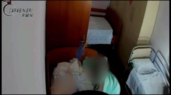 Italia. Imagini ȘOCANTE. Asistentă româncă cercetată. Bătrâni loviți și UMILIȚI