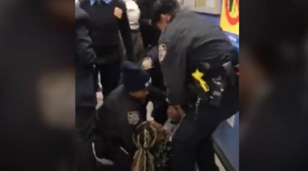 IMAGINI ȘOCANTE. Copil de un an, SMULS din brațele mamei cu BRUTALITATE de un POLIȚIST (VIDEO)