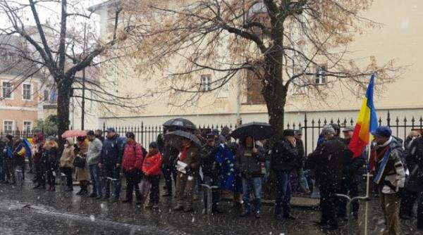 Mișcarea ”Vă vedem din Sibiu”, noapte albă la aniversarea unui an de proteste zilnice în fața sediului PSD 