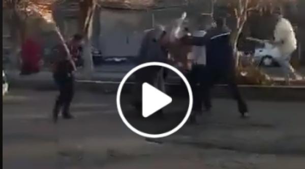 Polițiști, BĂTUȚI cu bâtele la Calafat. Imagini INCREDIBILE. VIDEO