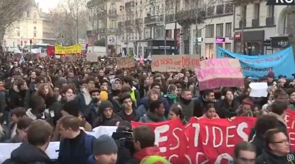 Studenții au ieșit în STRADĂ la Paris. PROTESTE de amploare. Video LIVE 
