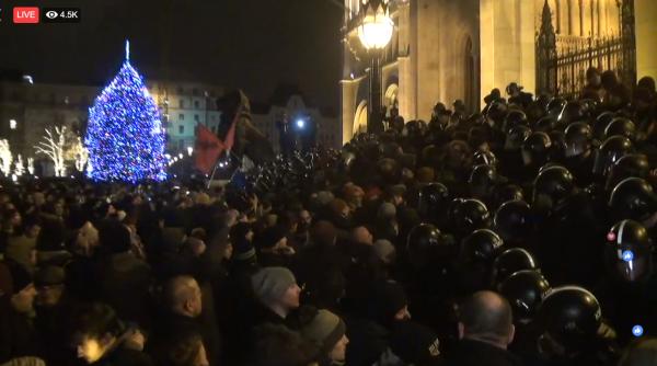 Protest VIOLENT la Budapesta. Zeci de mii de oameni au luat cu asalt Parlamentul. VIDEO
