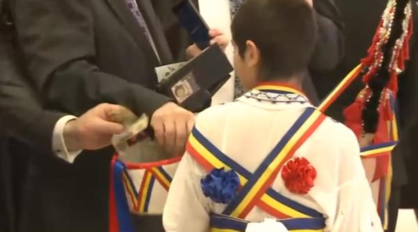 PARLAMENTARII nu sunt ZGÂRCIȚI când sunt filmați. Au ARUNCAT cu bani în COLINDĂTORI (VIDEO)