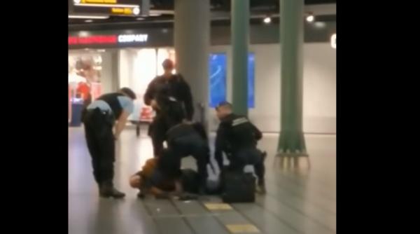 Amsterdam. ȘOCANT. Un ROMÂN a alergat după oameni pe aeroport cu un cuțit în mână. AMENINȚA cu o bombă (VIDEO)
