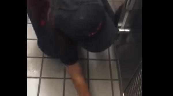 Imagini REVOLTĂTOARE din fast food. Asta ne dau de mâncare (VIDEO)