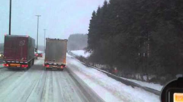 Un șofer român a CHINUIT 33 de oameni și 10 copii. I-a ținut ÎNCHIȘI, iar apoi i-a dat jos RĂNIȚI într-o pădure, în ger