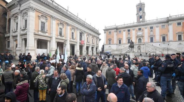 PROTEST la Roma. HAOS în capitala Italiei