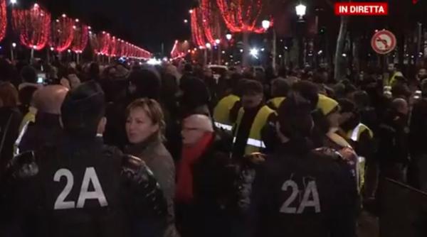 Franța: Polițiștii au îmbrăcat veste galbene și au BLOCAT PARISUL. Scene incredibile. VIDEO 