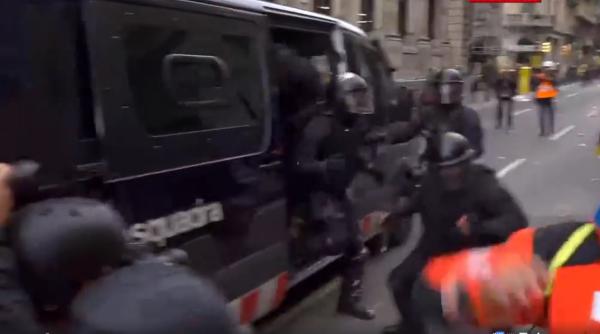 Proteste violente la Barcelona. Manifestanții au atacat mașinile JANDARMILOR. Video 