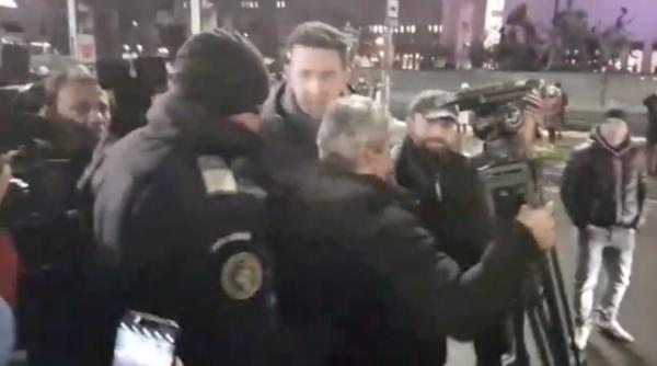 Jurnalist Antena 3, la un pas să fie bătut. A fost scos de jandarmi din mulțime