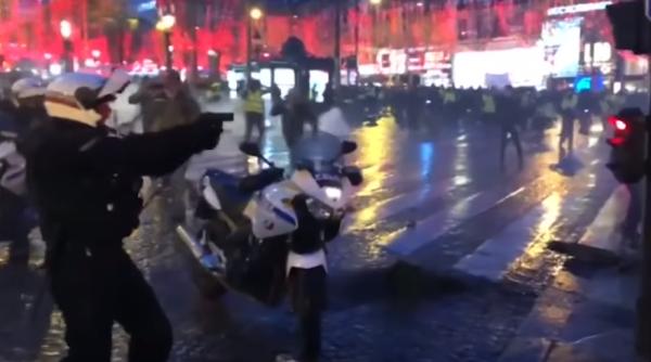 Momentul în care protestatari "veste galbene" sunt la un pas să linșeze trei polițiști. VIDEO incredibil