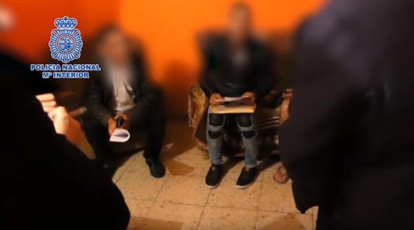 Spania. Tânăr român de 16 ani, OBLIGAT să se prostitueze de către familia sa. Un "client" a mers la Poliție. VIDEO
