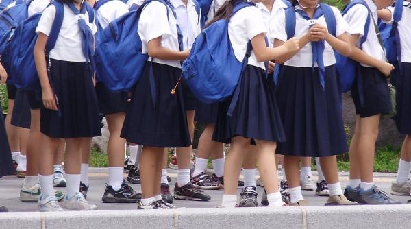 Țara unde uniformele au GPS. Metodă de MONITORIZARE a elevilor chiulangii