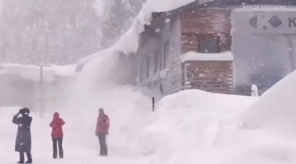 Austria, ÎNGROPATĂ în zăpadă. AVALANȘE în stațiuni frecventate de ROMÂNI