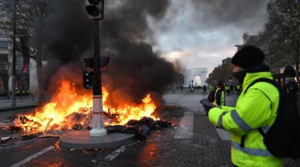 PROTEST la Londra. Vestele galbene britanice, chemate în stradă