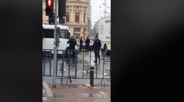 Primii PROTESTATARI au ajuns la ATENEU. Incidente. Video 