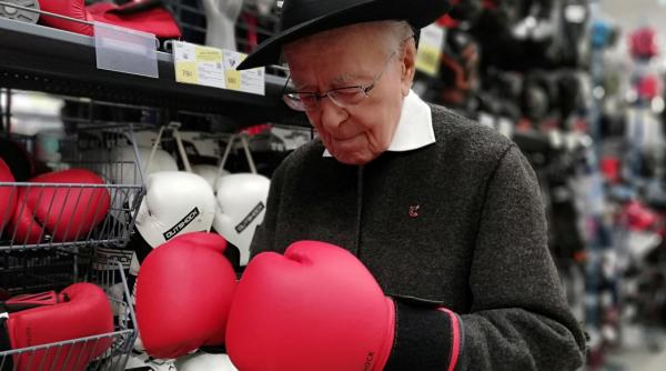Protest 10 ianuarie. Filosoful Mihai Șora, cu mânușile de box. Imagine VIRALĂ
