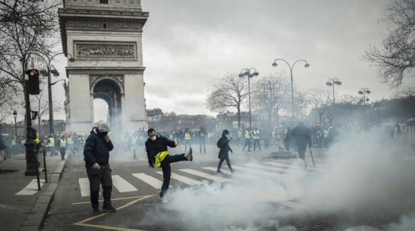 Proteste Paris. Ciocniri VIOLENTE la Arcul de Triumf 