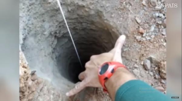 Spania. Un copil de 2 ani a CĂZUT într-o FÂNTÂNĂ. Micuțul este BLOCAT de duminică (VIDEO)