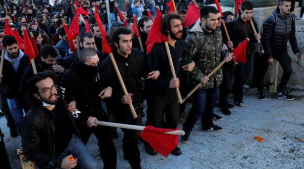 PROTEST Grecia. GAZE LACRIMOGENE și BASTOANE împotriva unui grup de PROFESORI
