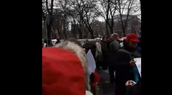 PROTEST al clienților cu credite în CHF: „România sub teroare bancară”. ZECI de oameni în STRADĂ