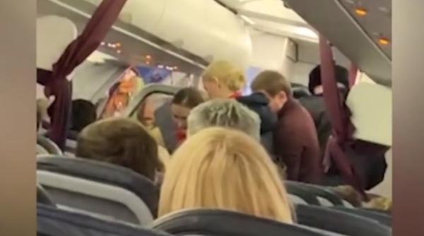 PANICĂ în AVION. Pasagerii acuzau că se sufocă