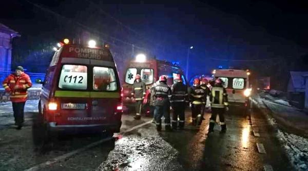 ACCIDENT MORTAL. Microbuz cu 16 persoane, SPULBERAT de TIR