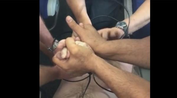 Pasager violent LEGAT de ceilalți călători. Avionul s-a ÎNTORS din drum (VIDEO)