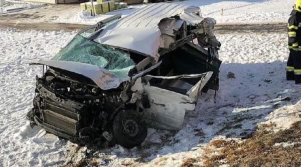 Austria. Microbuz cu ROMÂNI, SPULBERAT de un TIR