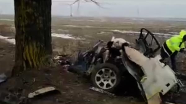ACCIDENT TERIBIL. Patru persoane au MURIT pe loc. Mașina s-a rupt în două 