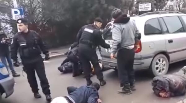 BĂTAIE între rromi la Judecătoria Constanța. Intervenție în FORȚĂ a jandarmilor. VIDEO