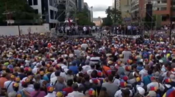 Venezuela. PROTESTE în masă, HAOS, VIOLENȚE și DOI președinți (VIDEO)