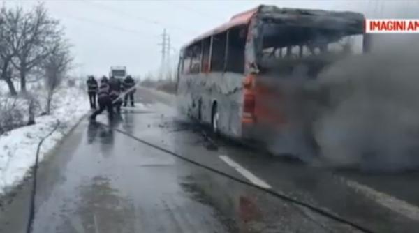 Un AUTOCAR cu PASAGERI a luat FOC în mers