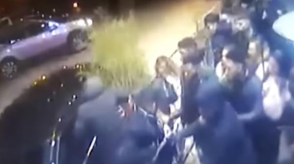 Italia. Tineri SPULBERAȚI cu MAȘINA în fața unui CLUB (VIDEO)