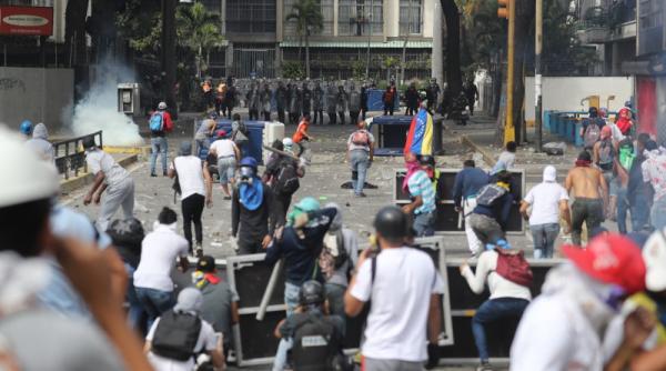 Protest Venezuela: Zeci de MORȚI și sute de ARESTAȚI