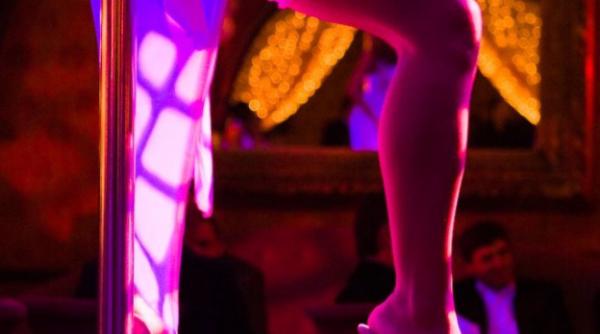 Italia. O ROMÂNCĂ și-a LĂSAT copiii în hotel și a PLECAT la MUNCĂ într-un club de noapte