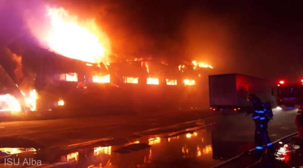 RO-ALERT! INCENDIU masiv la Alba Iulia. Locuitorii, sfătuiți să stea în case