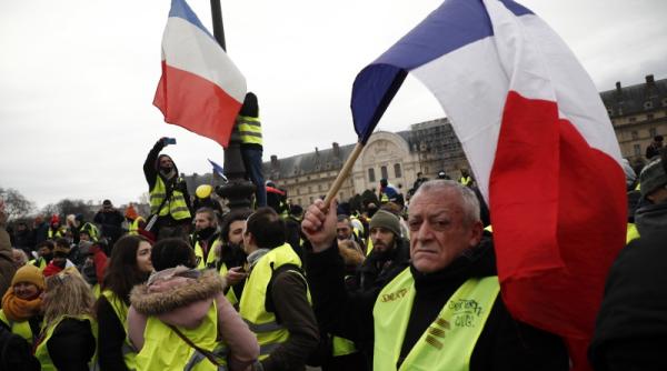 Franța. NOI proteste ale "vestelor galbene". 60.000 de oameni în stradă